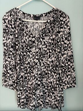 JNY Black & White Floral V-Neck Tunic